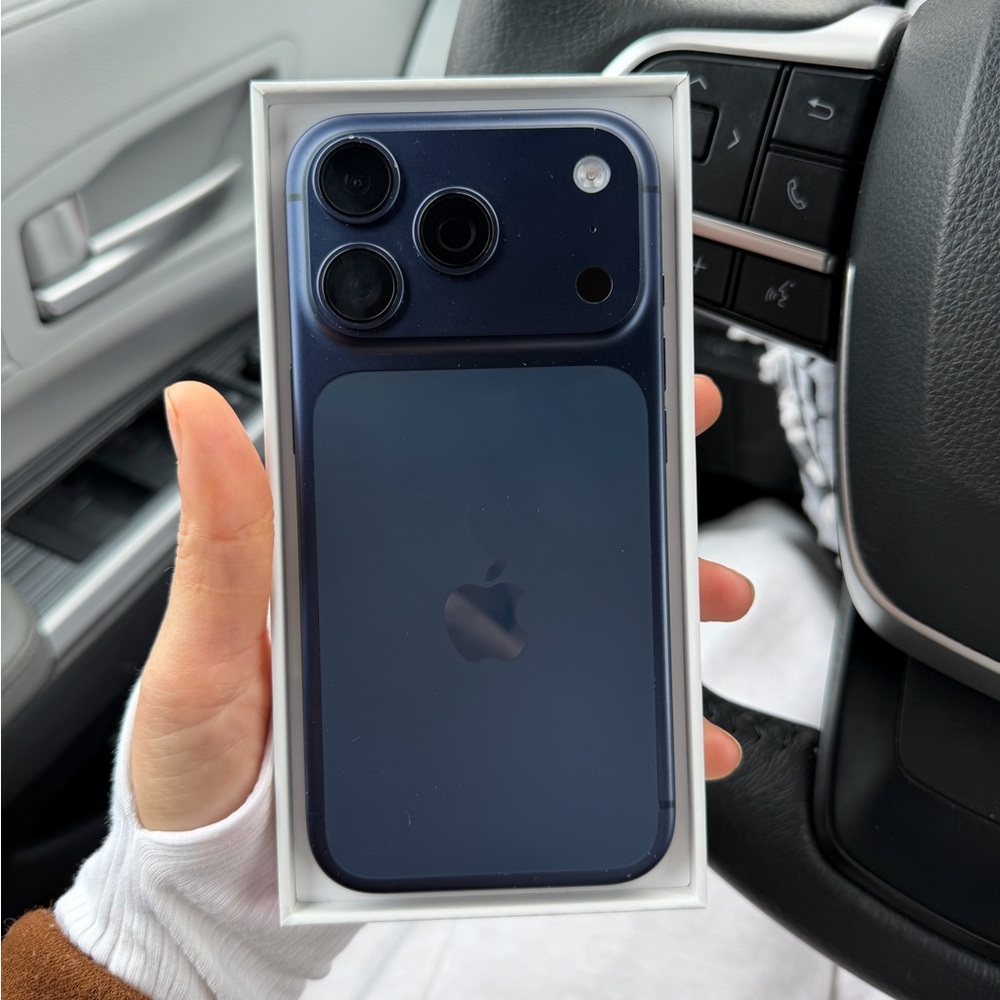 Apple iPhone 17pro (AT&T)